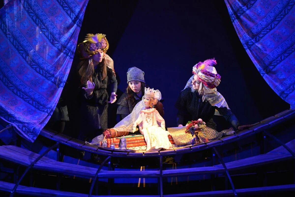 Достопримечательности омска театр арлекин. Омский государственный театр куклы, актёра, маски «арлекин». Театральная постановка. Театр арлекин билеты. Театр кукол арлекин омск история.