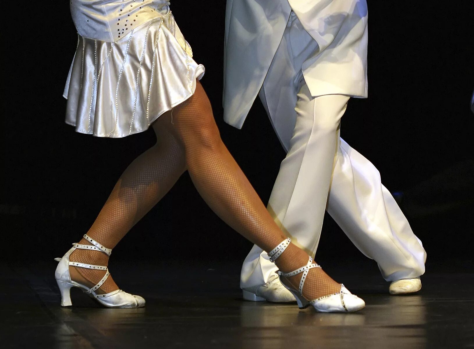 Танец где танцуют ногами. Бальные танцы. Танцующие ноги. Танцевальные туфли на ноге. Ноги танцора.