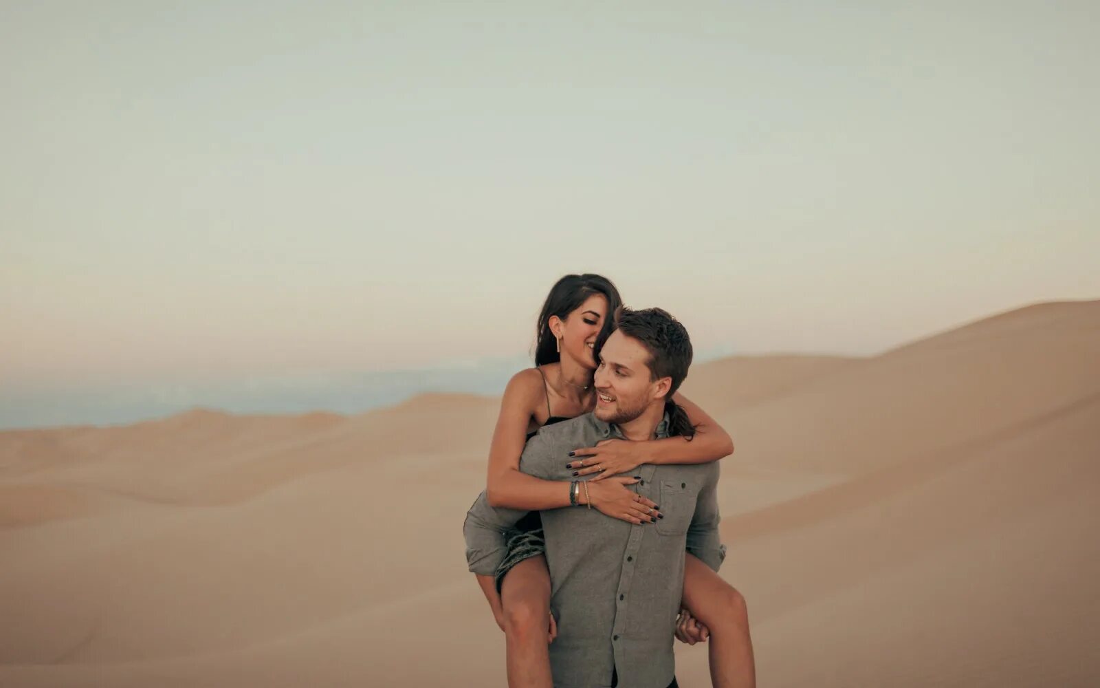 Вторая половинка любовь. Парочка в наушниках. Две половины. Девушка и мужчина. Креативная любовь.