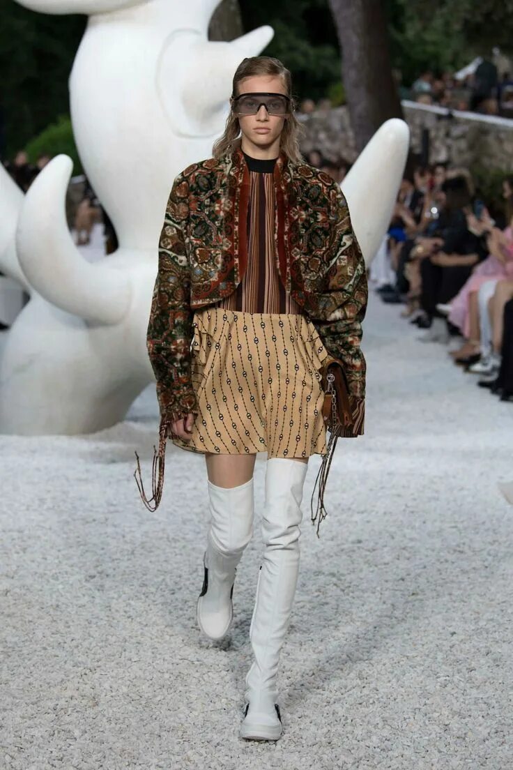 Показ louis vuitton. Николя гескьер луи витон показ. Показ louis vuitton. Показ луи виттон 2024. Показ луи виттон 2023.