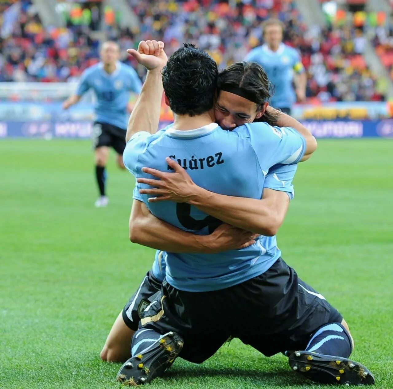 Спортсмены уругвая. Суарес 2011 Уругвай. Луис Суарес 2010. Эдинсон Кавани и Луис Суарес. Edinson Cavani vs Luis Suarez.
