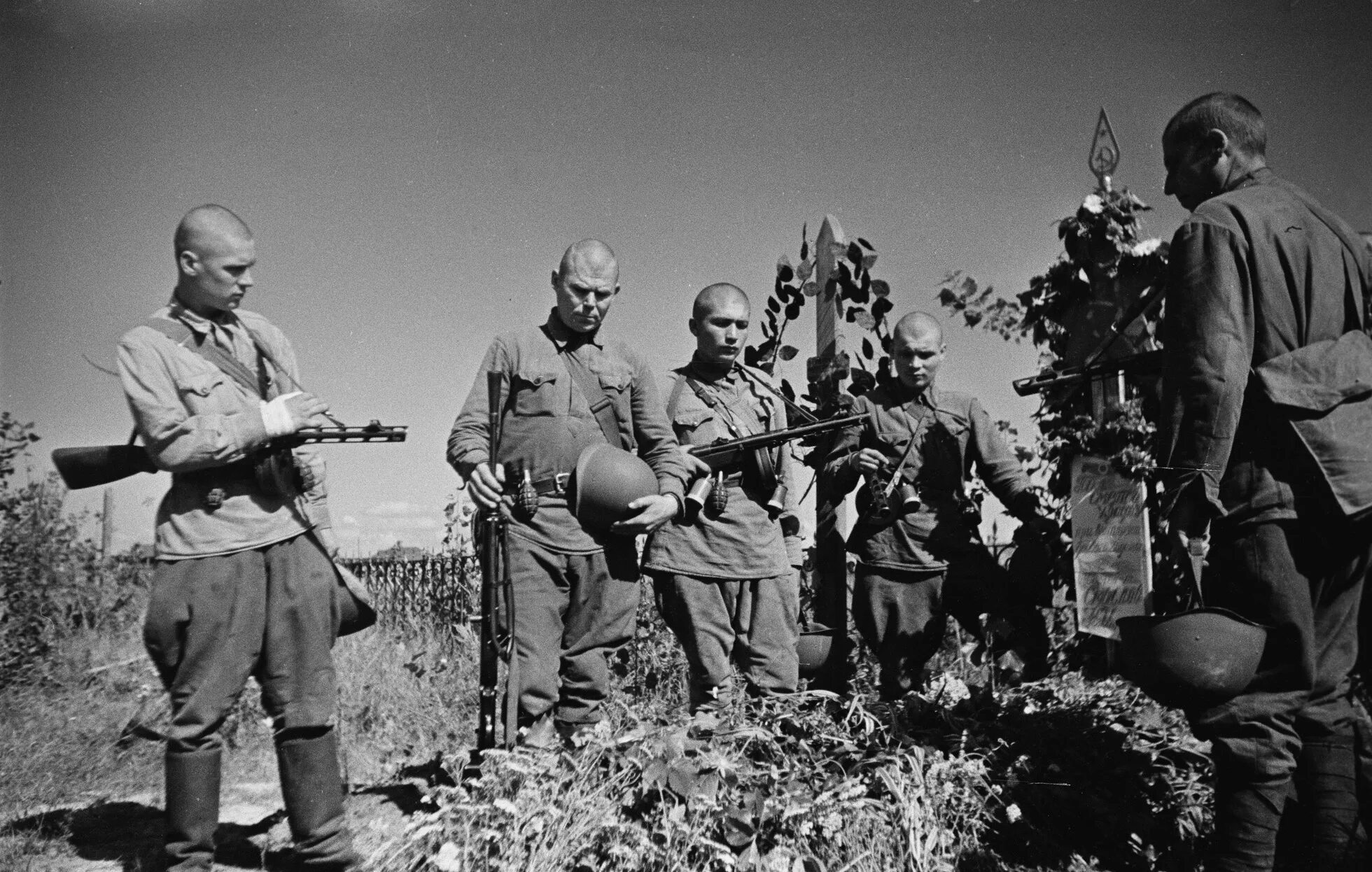 Про велика отечественную войну. Солдаты ВОВ 1941. Могилы солдат ВОВ 1941-1945. Похороны солдата в ВОВ 1941-1945.