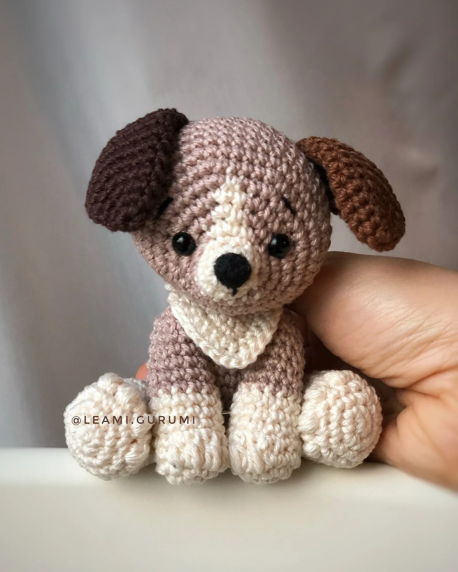 Вязаные игрушки собачки. Вязаные игрушки крючком собака. Вязаный щенок крючком. Вяжем собачку крючком. Вязаные игрушки собачки.