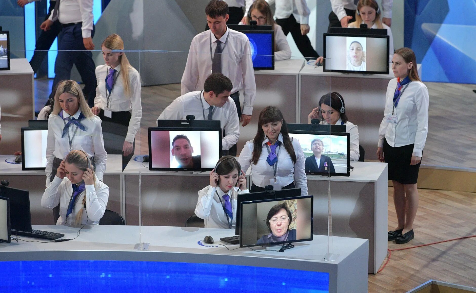 Ведущие прямого эфира с путиным. Реклама прямой линии с путиным. Линия с президентом 2021. Реклама прямой линии с путиным. Реклама прямой линии с путиным.