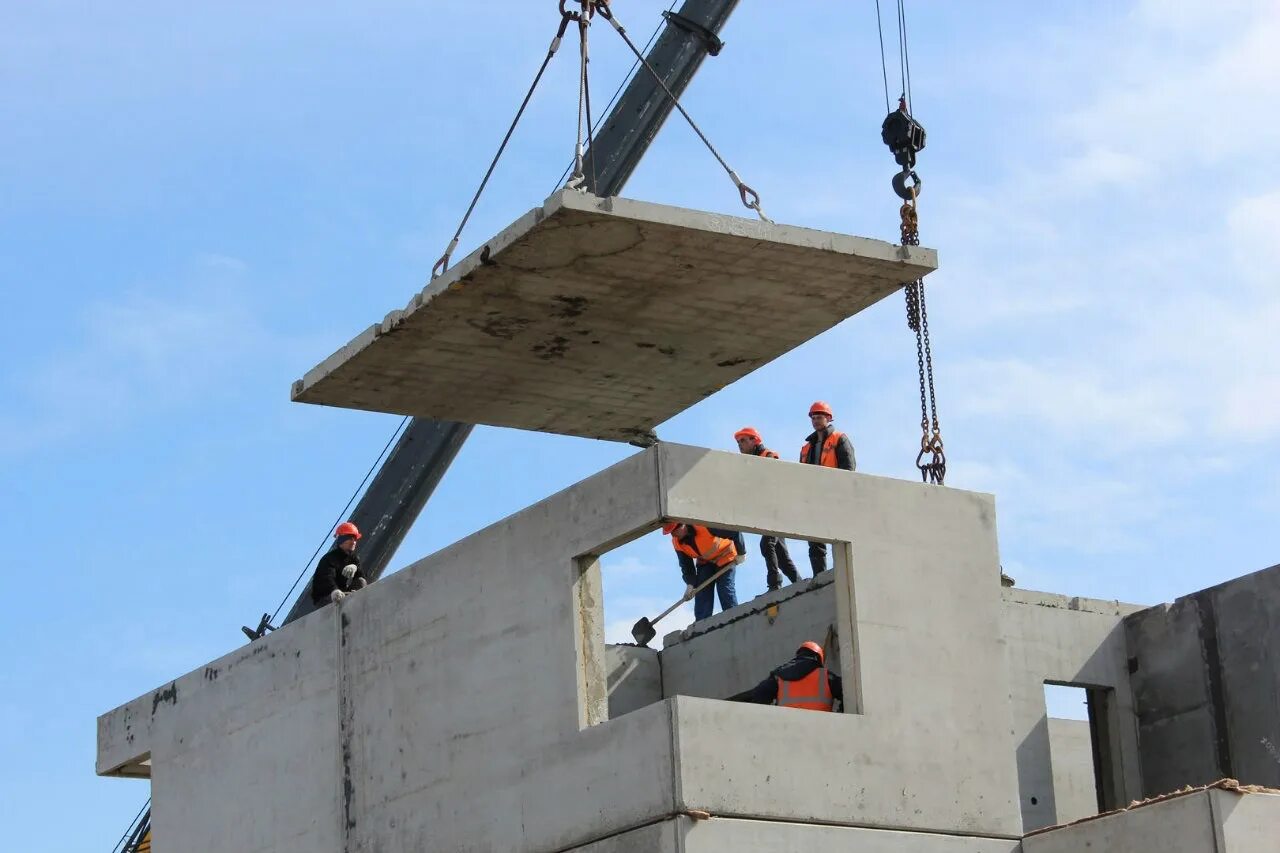 Установка панельного. Панельный дом стройка. Монтаж железобетонных конструкций. Монтаж железобетонных плит. Монтаж панелей перекрытия.