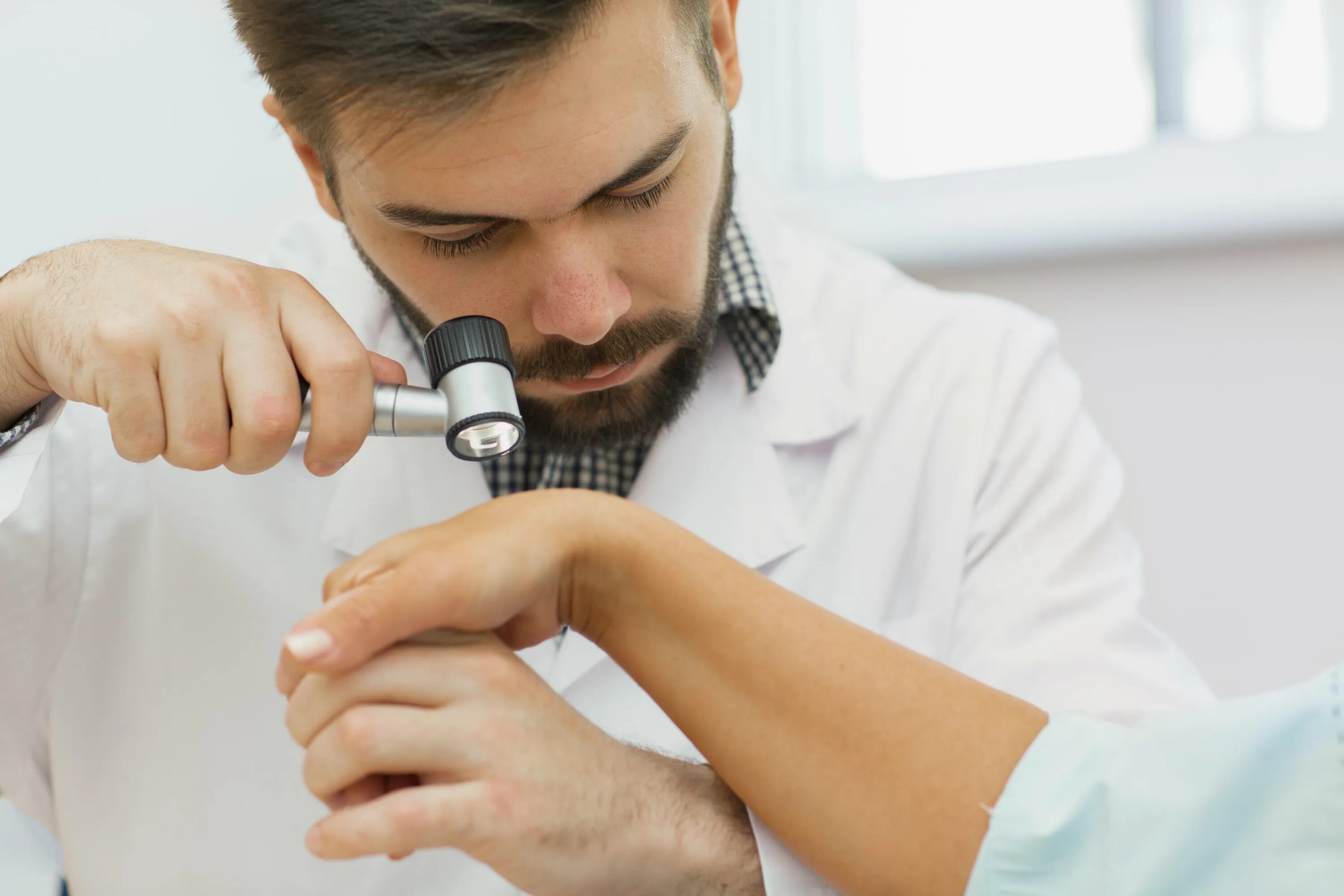 Врач кожных заболеваний как называется. Dermatologist. кожный врач как называется.