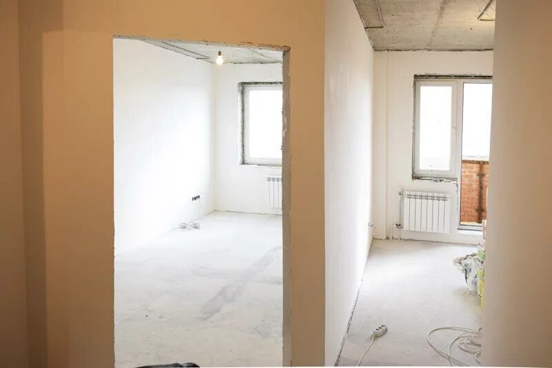 Черновая отделка со стяжкой пола. Малярка евроремонт гостиной фото. Жк люберцы отделка квартир. Ремонт квартир под ключ двери. Отделка квартир.