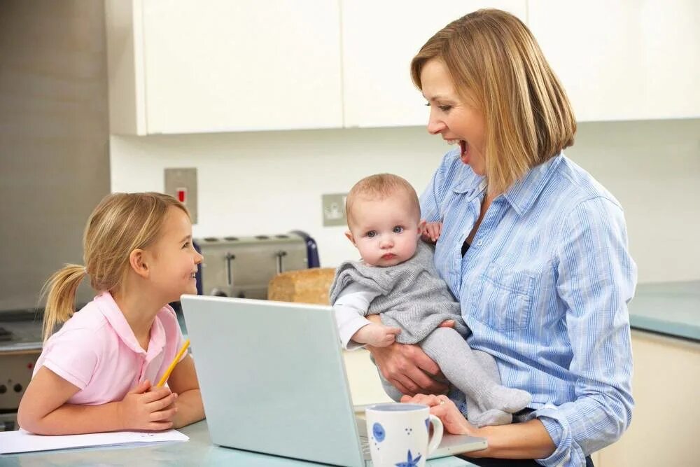 Декретные выплаты до 1.5 лет в 2024. Женщина с ребенком за компьютером. Мама в декрете. Мама с ребенком за компьютером. Мамавдикрете.
