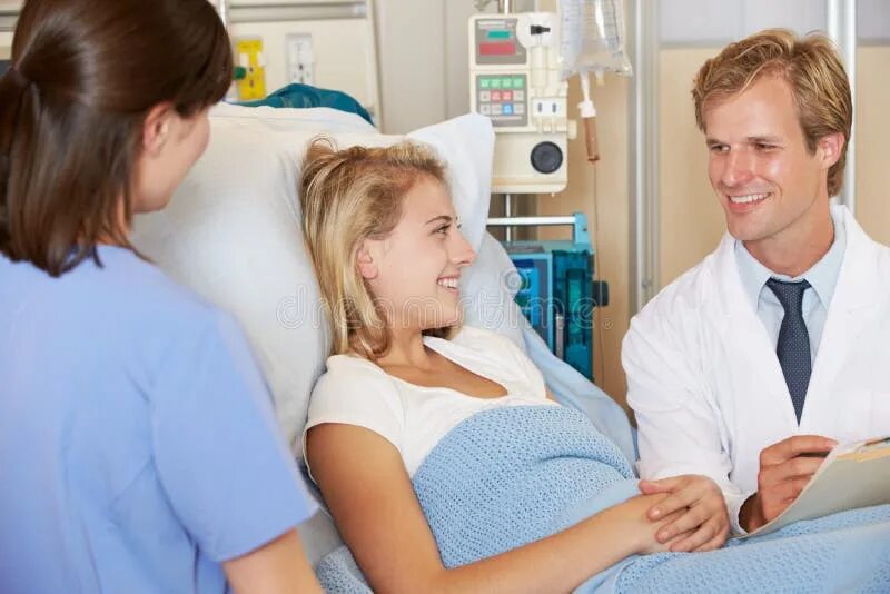 Влюбленные медики. Молодая пациентка. Медсестра беседует с молодой пациенткой. Больные разговорились фото.
