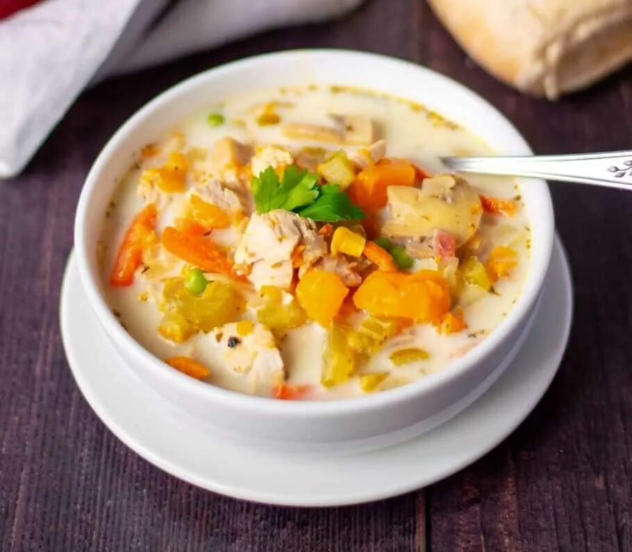Суп на костях индейки. Овощной суп с индейкой. Суп с индейкой и овощами. Суп из индейки с овощами. Вкусный суп из индейки.