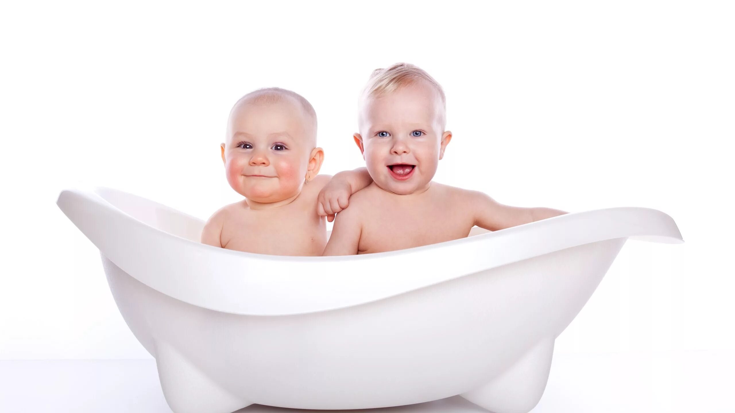 Child bath. Малыш в ванной. Дети купаются в ванной. Малыш купается в ванной. Ванночка для малыша.