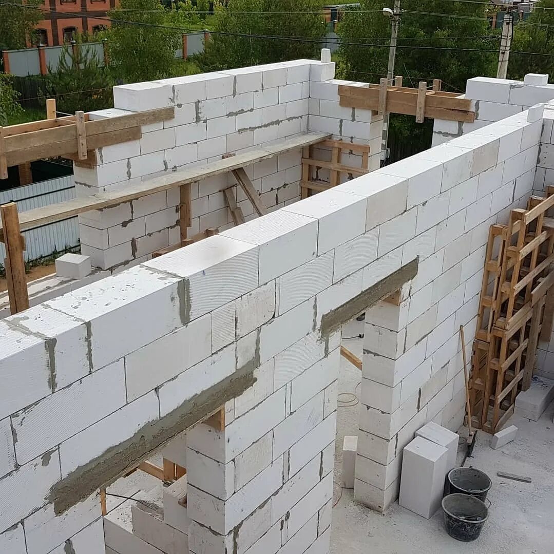 Как выложить пеноблок. Дом из газобетона. Кладка газаб. Укладка газобетонных блоков. Газобетон для перегородок ютонг.