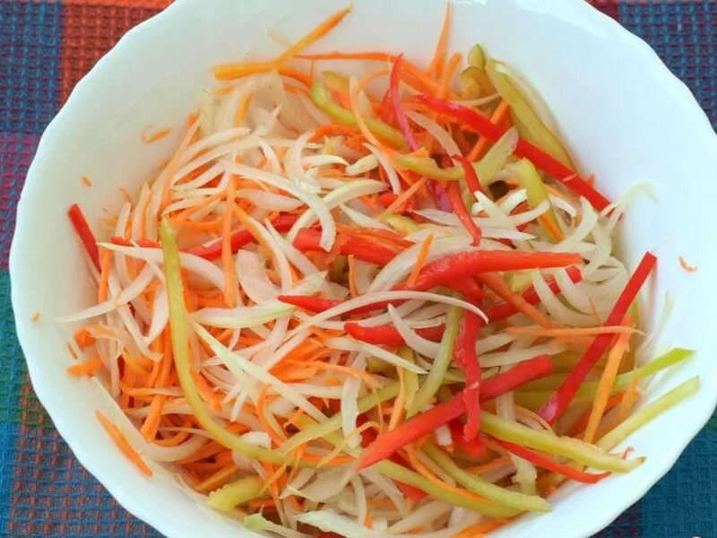 Капуста перец морковь салат на зиму. Салат соломкой овощи. салат морковь с перцем. салат соломкой с перцем болгарским. овощной салат по корейски.