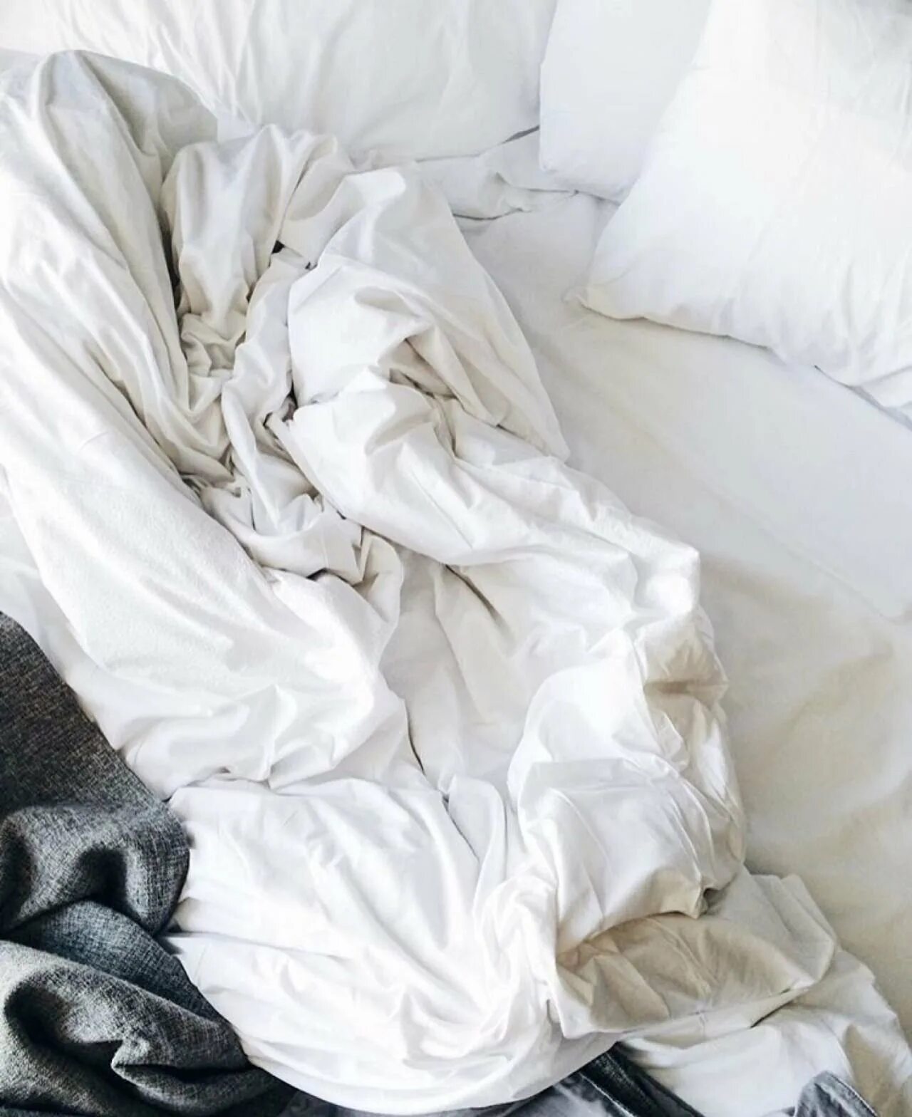 Скомканное одеяло. Смятая кровать. Смятое одеяло. Одеяло Эстетика. До скрытых встреч на мятых простынях