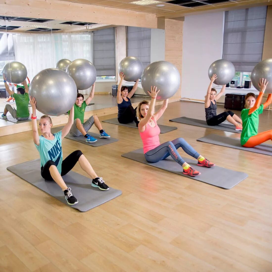 Майский фитнес. Workout trainer приложение. Групповые тренировки фитнес. Май фитнес на русском. Май фитнес на русском.