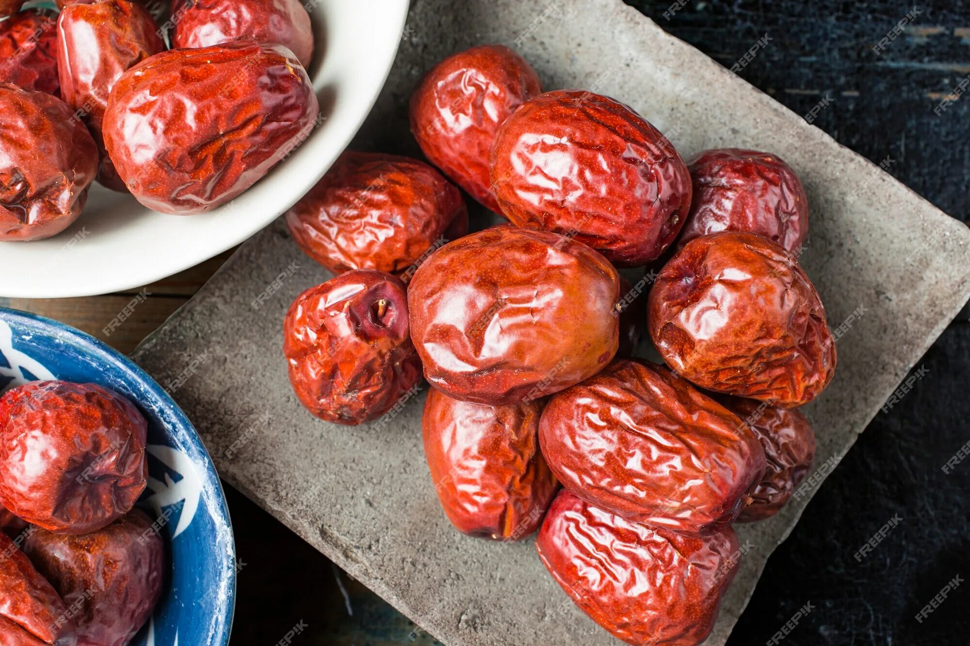 Red dates. Jujube фрукт. Сушеные плоды зизифуса настоящего. Красный сладкий фрукт в Узбекистане. Зизифус сушеный фото.