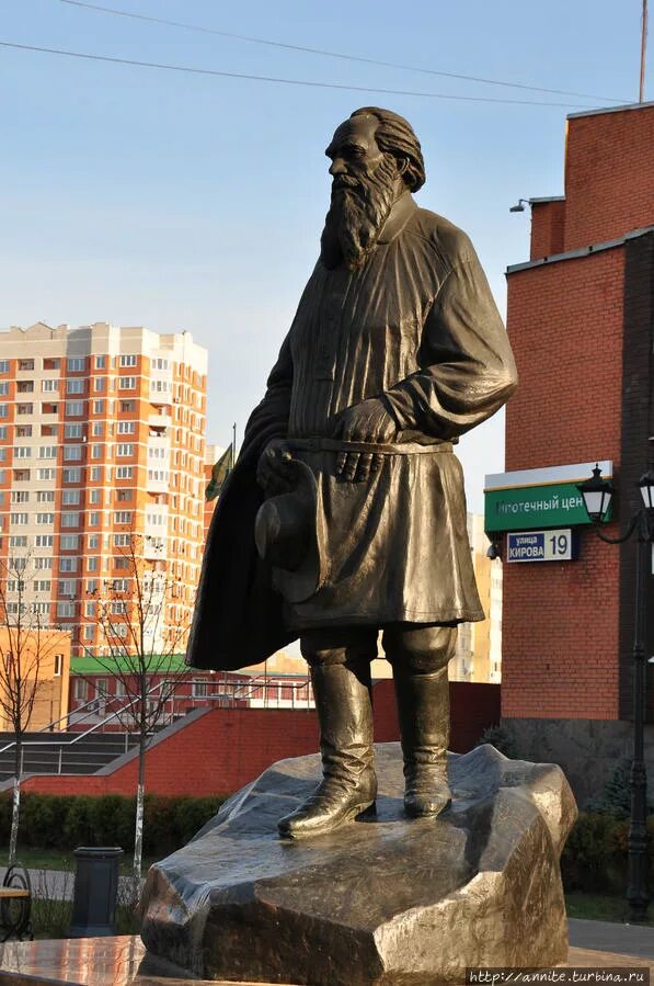 Толстой статуя. Подольск, толстой подольск памятник. лев толстой памятник в подольске. памятник толстому в подольске. г подольск памятник льву толстому.
