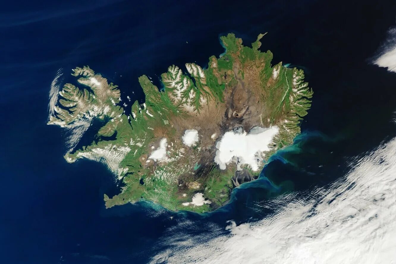 Остров северной части. Снимок Исландии из космоса. Исландия остров на Спутник. Снимок из космоса остров Исландия. Гренландия снимок из космоса.