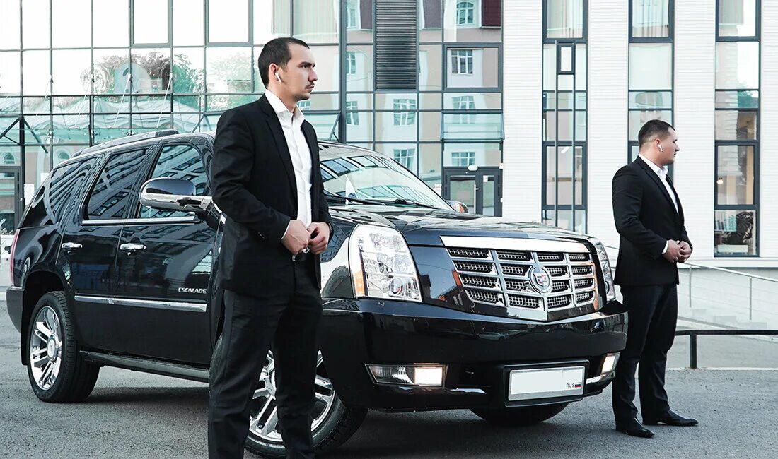 Телохранитель для охранного агентства. Безопасность бизнесмена. Анатолий ефимович тарас. Красивые телохранители. Бизнесмен идет.