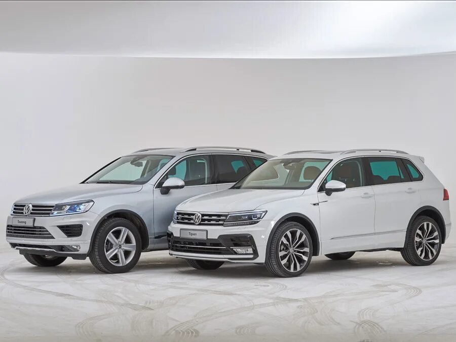 Сравнение volkswagen. Volkswagen Tiguan и Touareg. Volkswagen Touareg Тигуан. Фольксваген Тигуан и ту. Tiguan Audi q3.