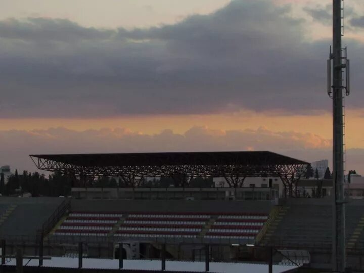 Стадион тур. Антонис Пападопулос Ларнака стадион. АЕК Лимассол стадион. Стадион в Фамагусте. Кипр спортивные стадионы.