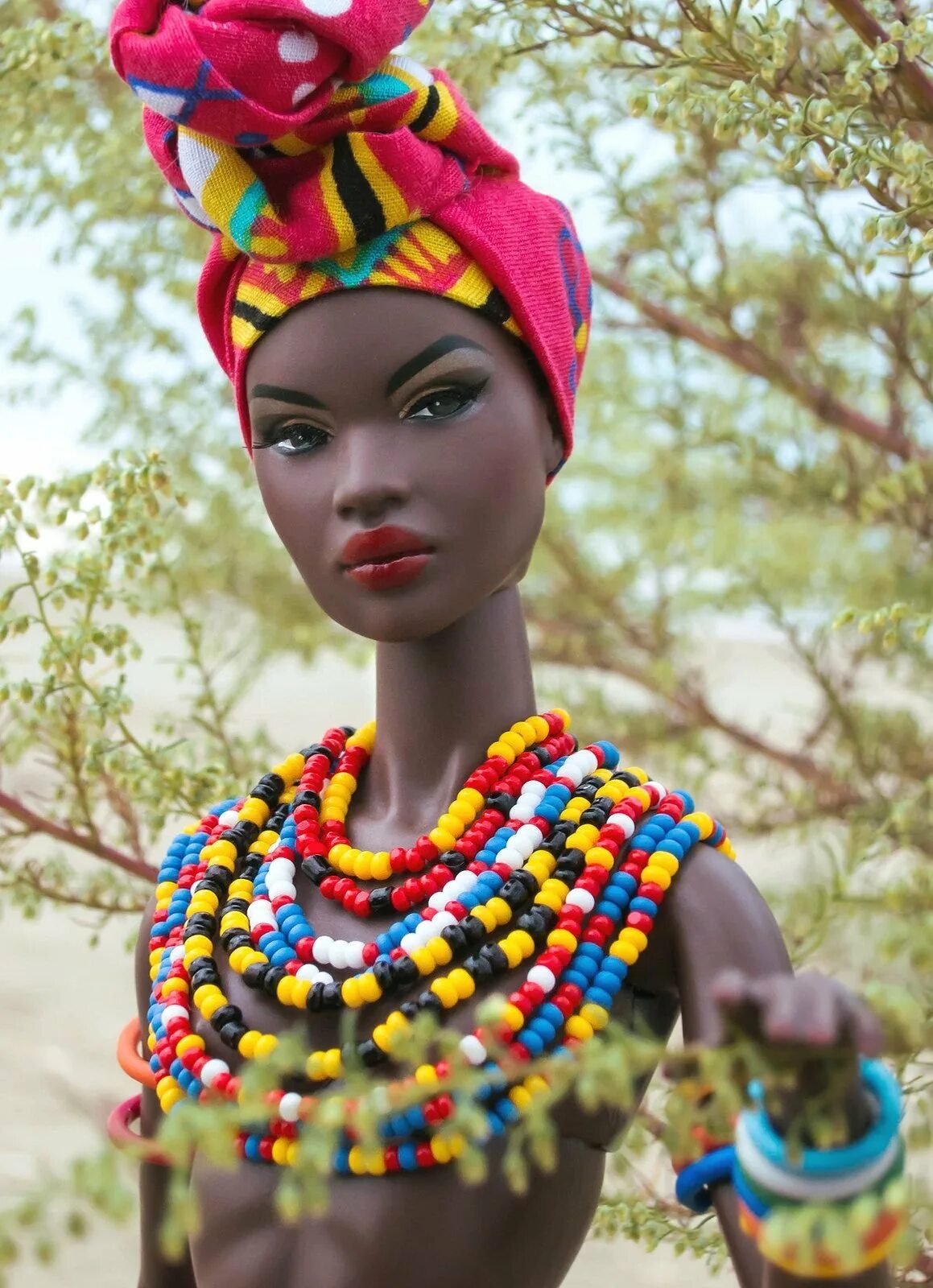 Костюм негритянки. Африканские куклы ндебеле. Кукла африканка. Кукла в африканском костюме. Одежда африканцев.