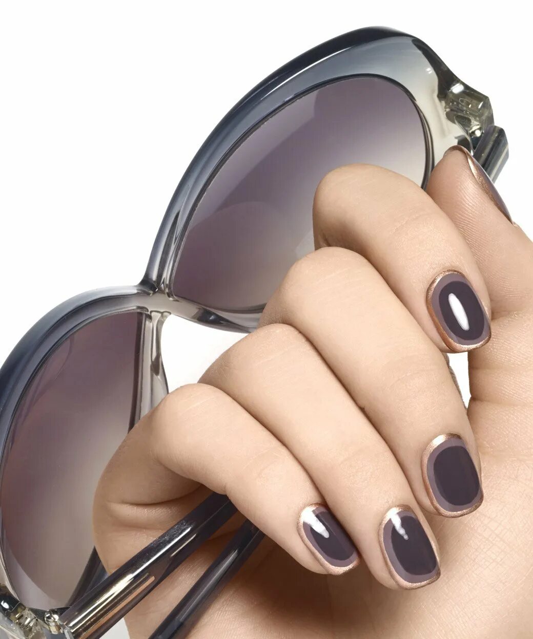 стильный маникюр. матовый маникюр. серый матовый маникюр. изящный маникюр для деловой женщины. ногти классика элегантные.