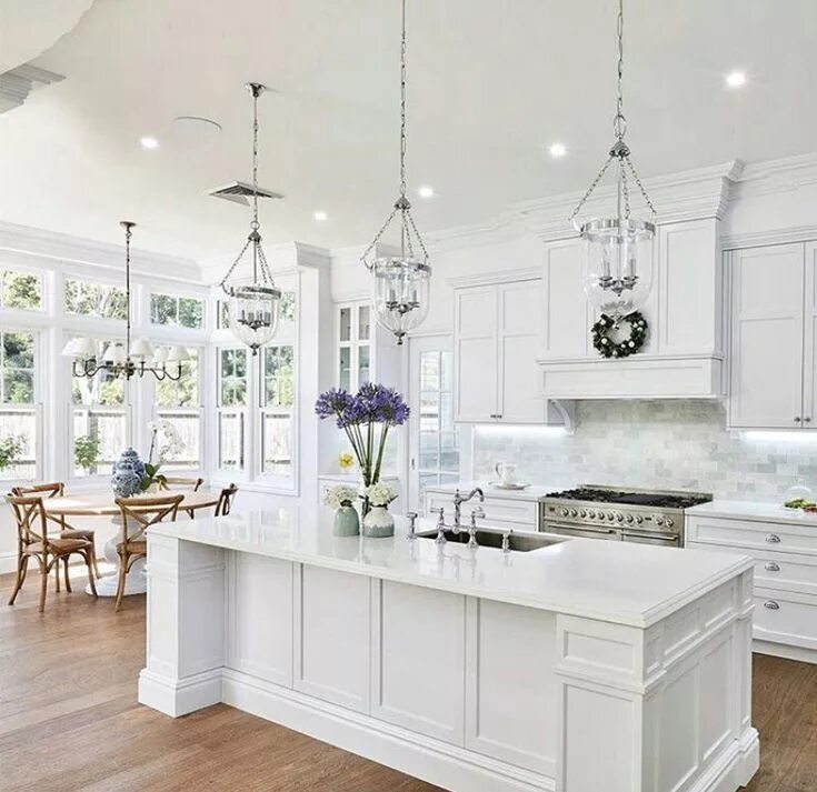 Интерьер кухни. Интерьер большой кухни в частном доме. Современная кухня с барной стойкой. Американские кухни интерьер. Белые кухни.