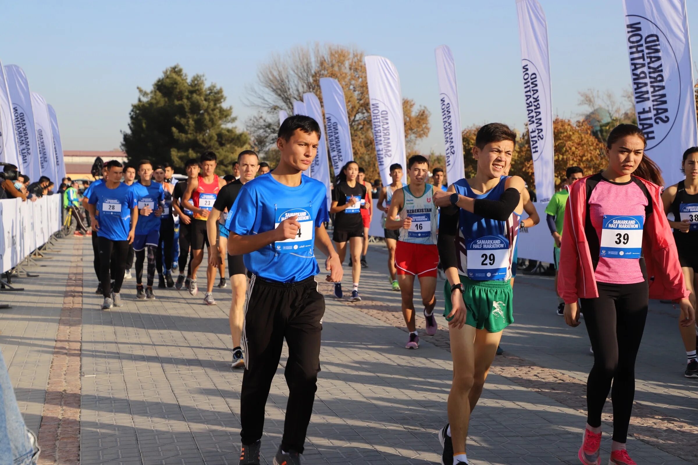 Самарканд артистлари. Туристическая полиция самарканд. Гид экскурсовод самарканд. Таджики в самарканде. Фармонов аскар самаркан.