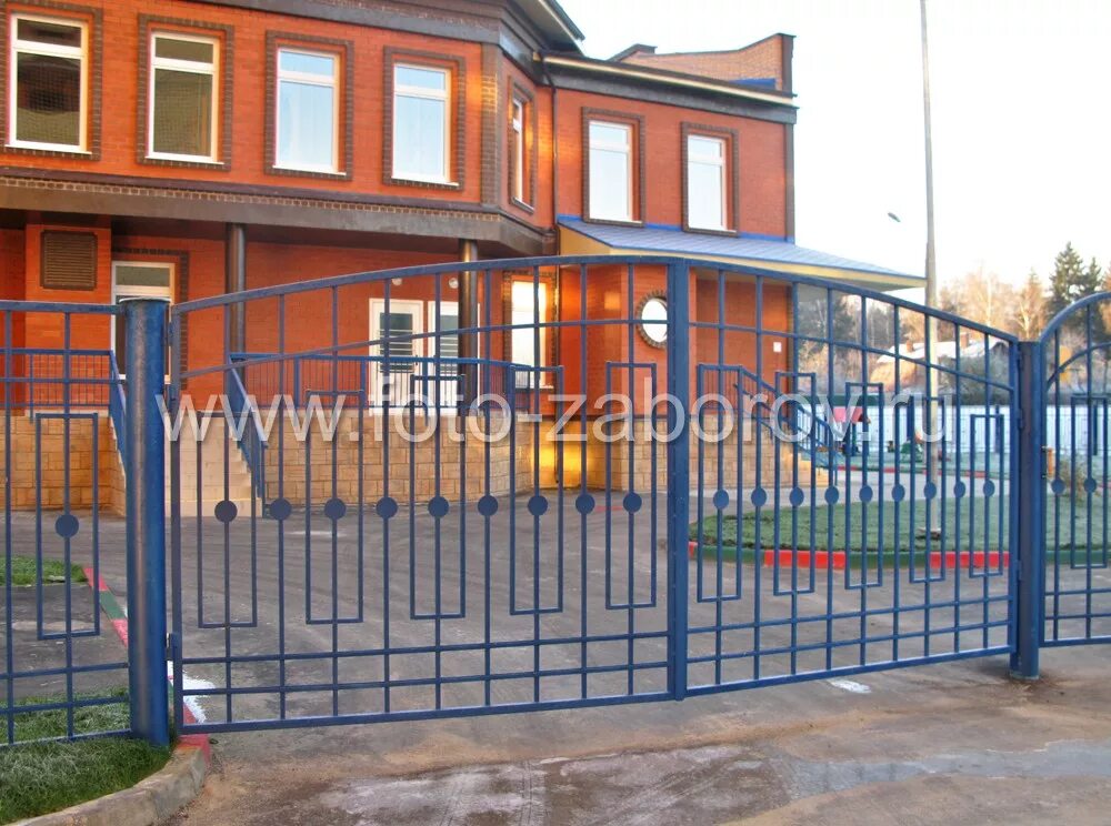 Калитка в детский сад. Калитка на детский садик. Калитка в школу. Металлический забор для детского сада. Входные ворота в детский сад.