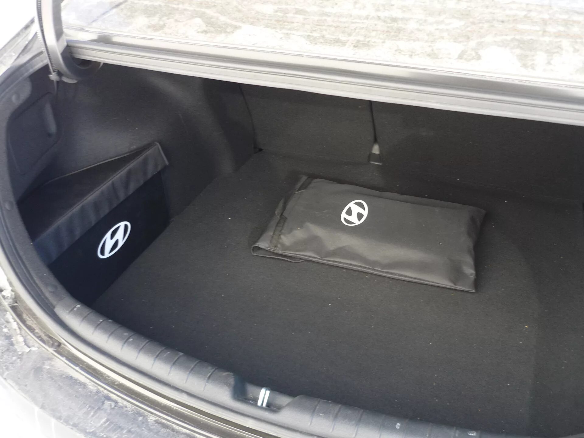 Багажник солярис 2. АГМ В багажник Hyundai Solaris 2014. Органайзер в багажник колеса Hyundai Solaris 2014. Соната 2021 багажник.