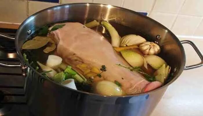 Бульон из свиных ножек. Холодец из свиной головы и ножек. свинья из холодца. холодец из свиных голов.