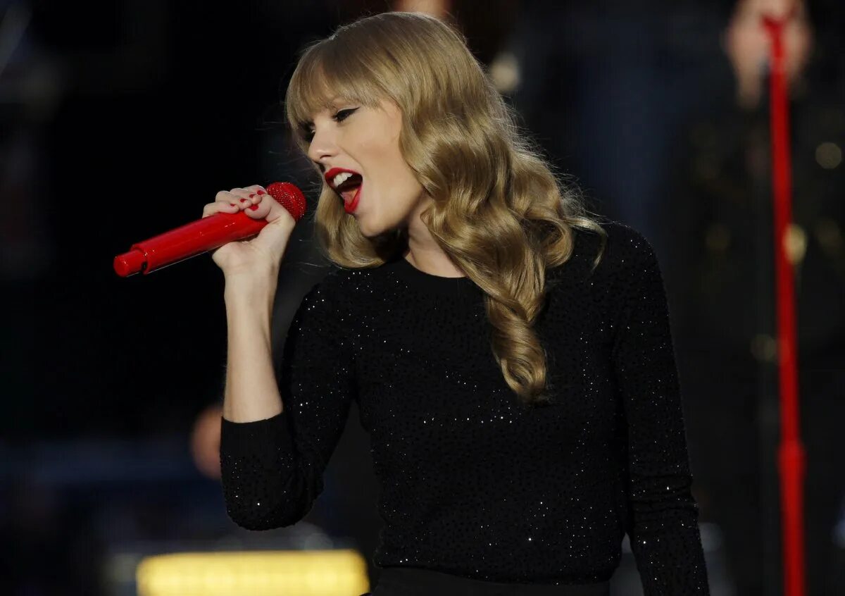 So high taylor swift. Тейлор свифт певица. тейлор свифт грэмми. taylor swift 2014. тейлор свифт с микрофоном.