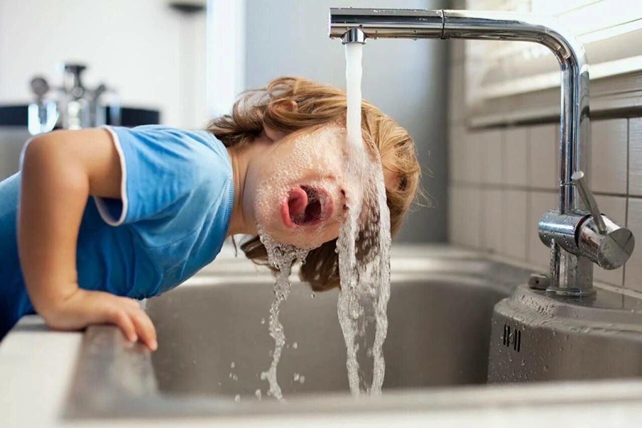 Можно ли пить проточную воду. Вода из под крана. Кран с водой. Питьевая вода из под крана. Чистая вода из под крана.