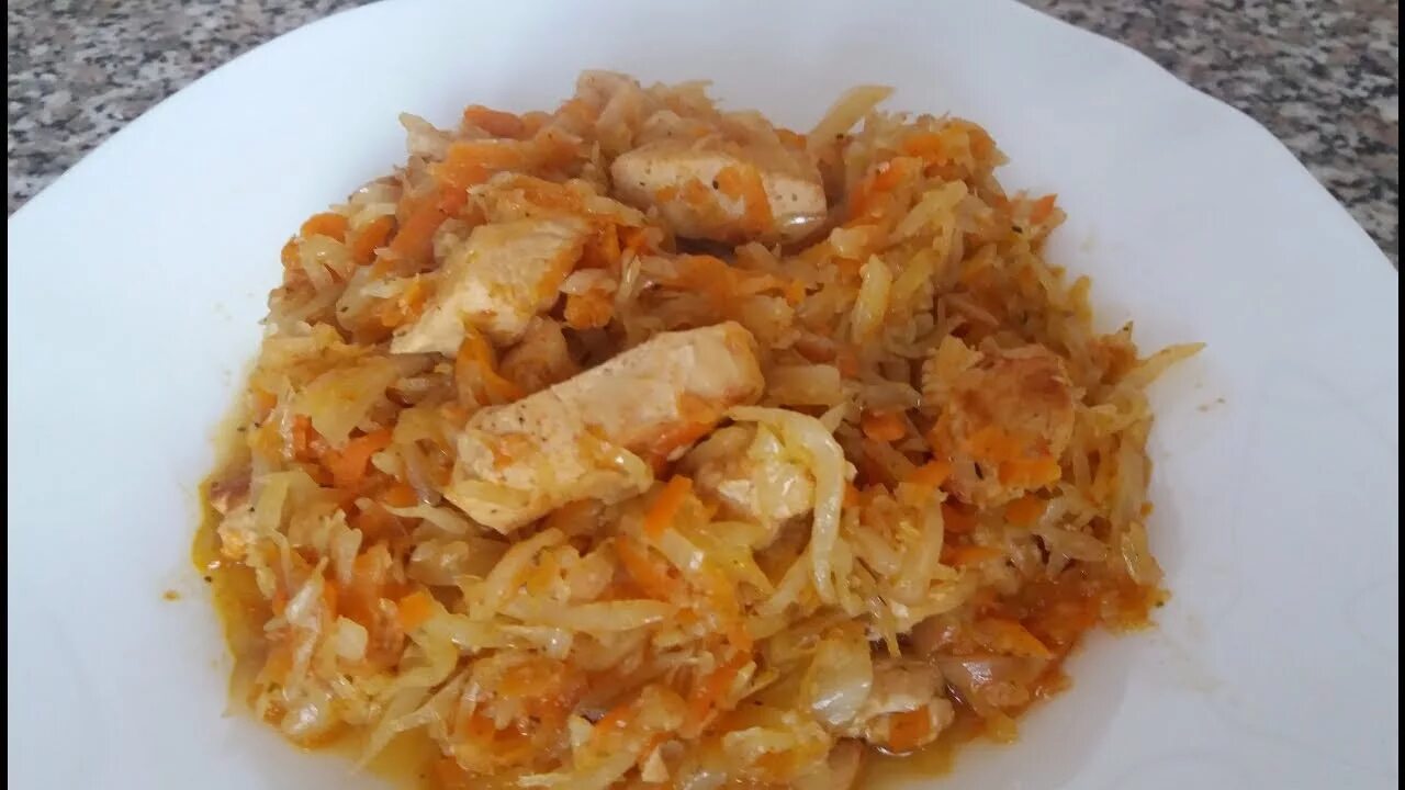 Тушеная капуста с куриной грудкой. Тушеная капуста с курицей. Иушенаякапуста с курицей. Тушеная капуста с курицей ПП.