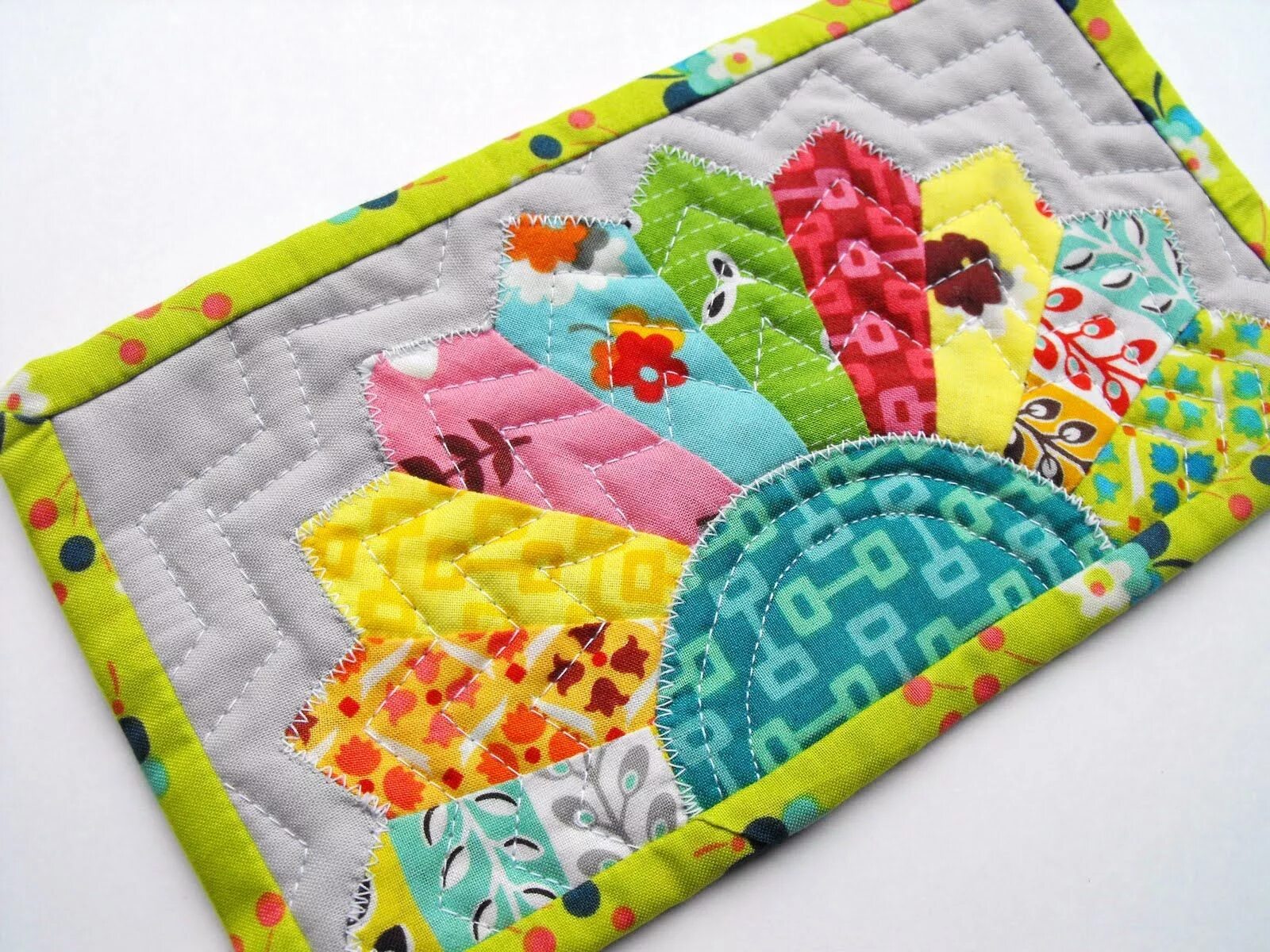 Коврики сшитые из ткани. Коврики сшитые из ткани. Коврик из лоскутков ткани. Коврики сшитые из ткани. Лоскутные коврики.