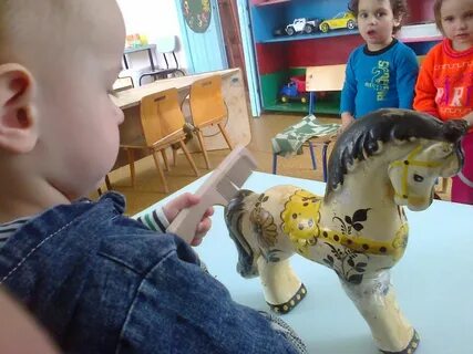 Рассматривание игрушки в младшей группе