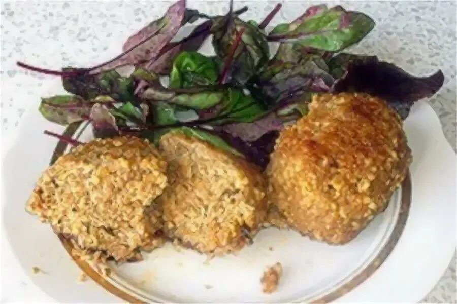 Котлета с кускусом. Кус кус с котлетой. Котлета с кускусом. Рыбные котлеты с кускусом. Кускус птитим.