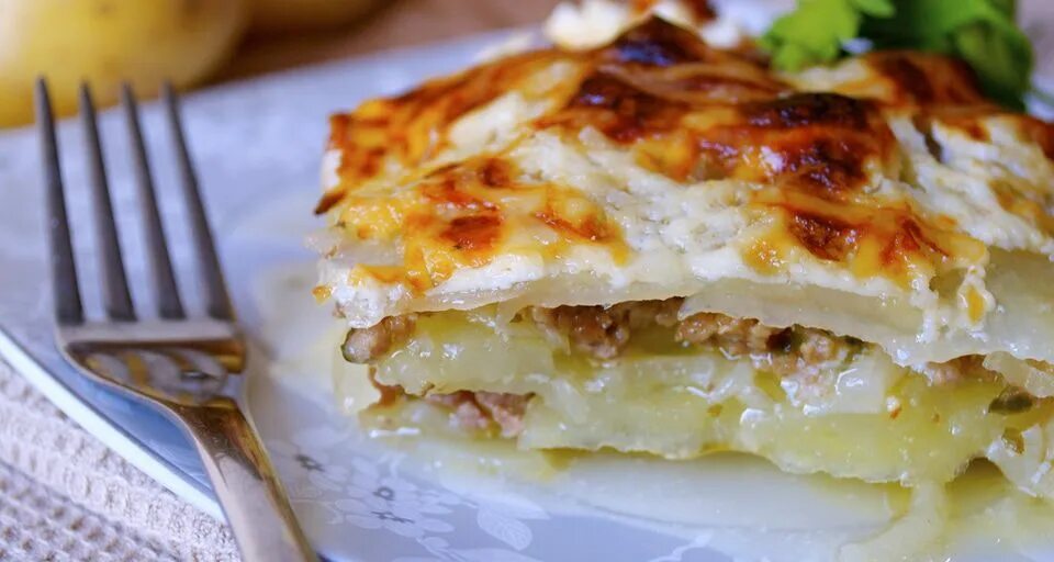 гратен с фаршем в духовке. картофельный гратен рецептрецепт. гратен из картофеля с фаршем в духовке. французский картофель гратен. гратен с мясным фаршем и картофелем.