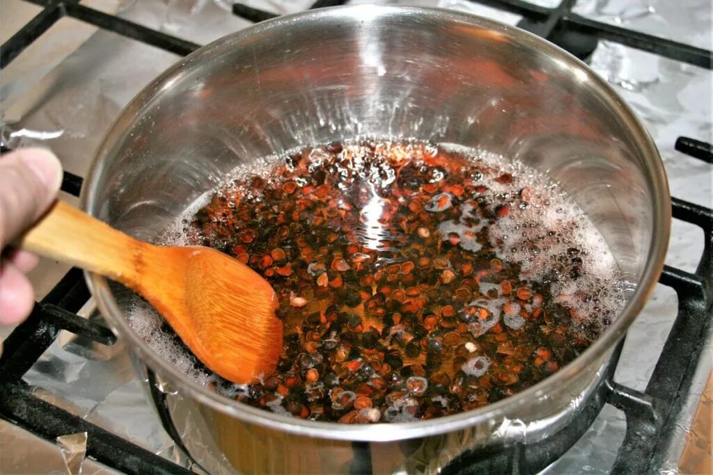 Настой из скорлупы. Отвар кедровой шелухи от. настойка из скорлупы кедровых орешков. отвар шелухи ореха.