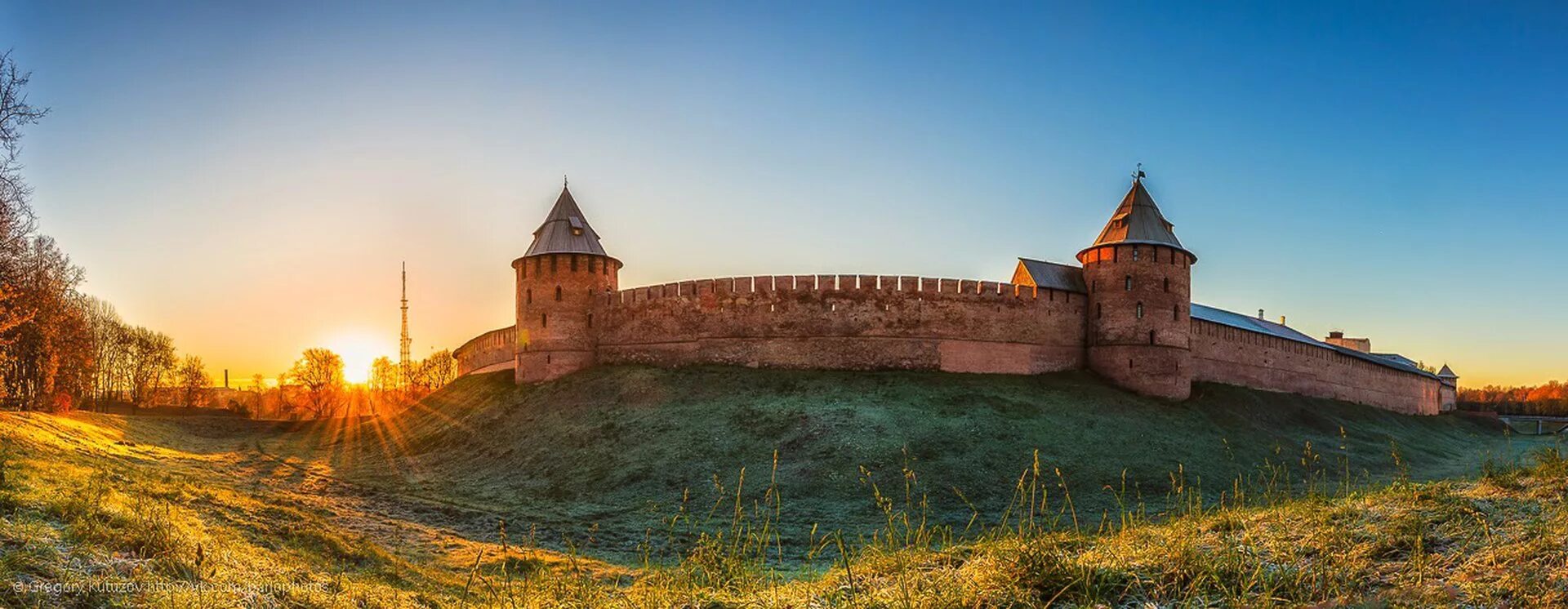 Осень сайт великого новгорода. Великий Новгород Кремль панорама. Детинец Нижегородский Кремль. Великий Новгород крепость. Достопримечательности Великого Новгорода Новгородский Кремль.