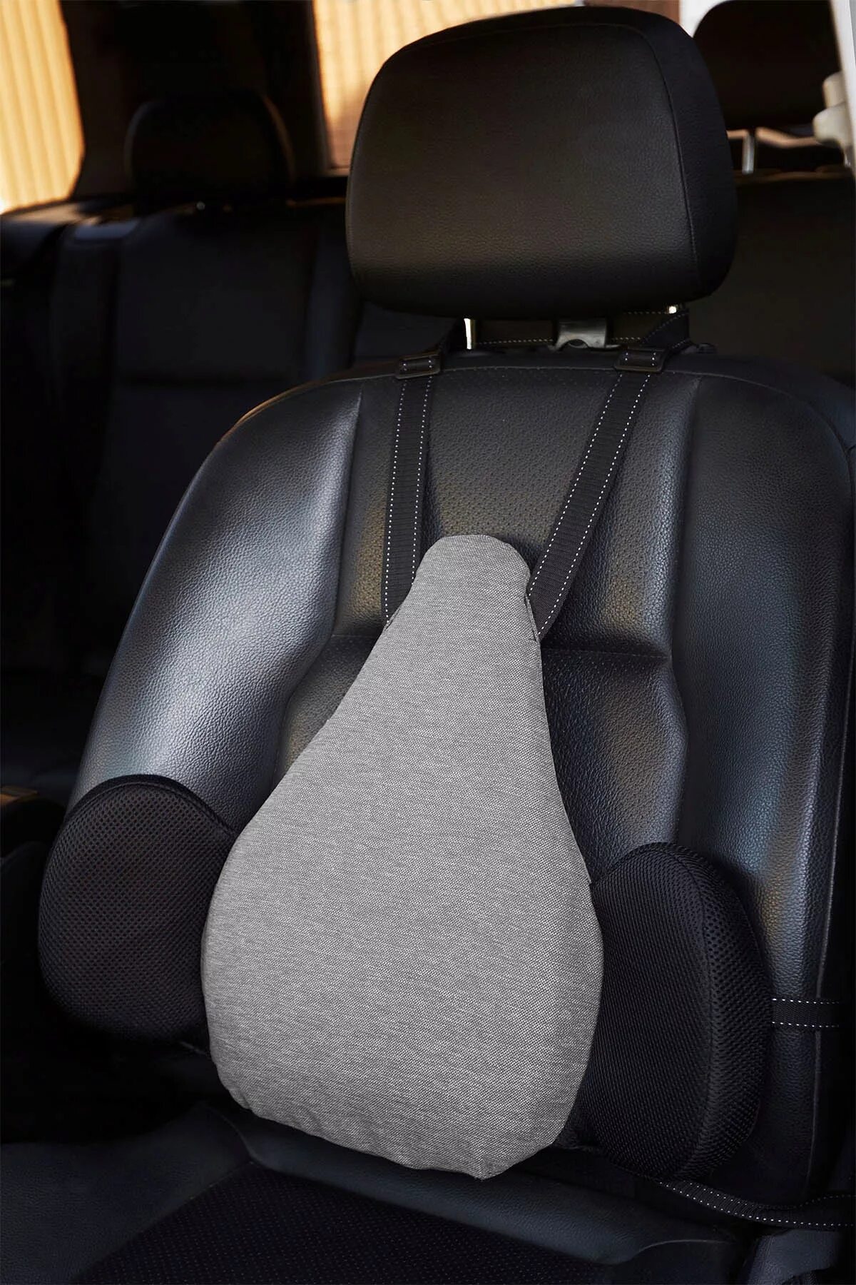 Подушка на пассажирское сиденье. Поясничная подушка для автомобиля. Подушка для водителя на сиденье. Ортопедическая подушка для поясницы в автомобиль. Ортопедическое сиденье для водителя.