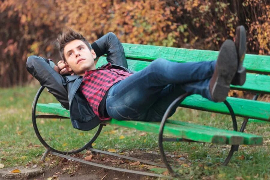 Парень на скамейке. Мужчина в парке. Мужчина на лавочке. Человек сидит на лавочке в парке. Осень мужчина в парке.