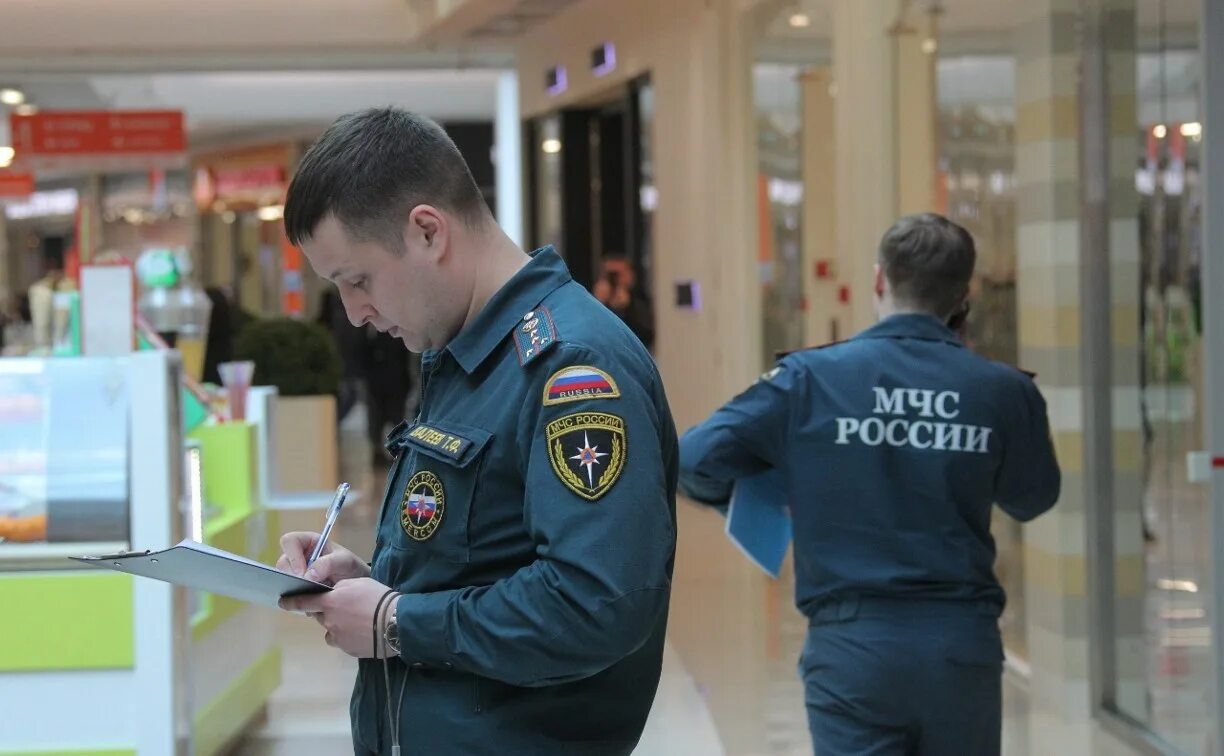 Защищенность торговых. Проверка мчс. пожарная безопасность в торговых центрах. мчс контроль. нарушение требований пожарной безопасности.