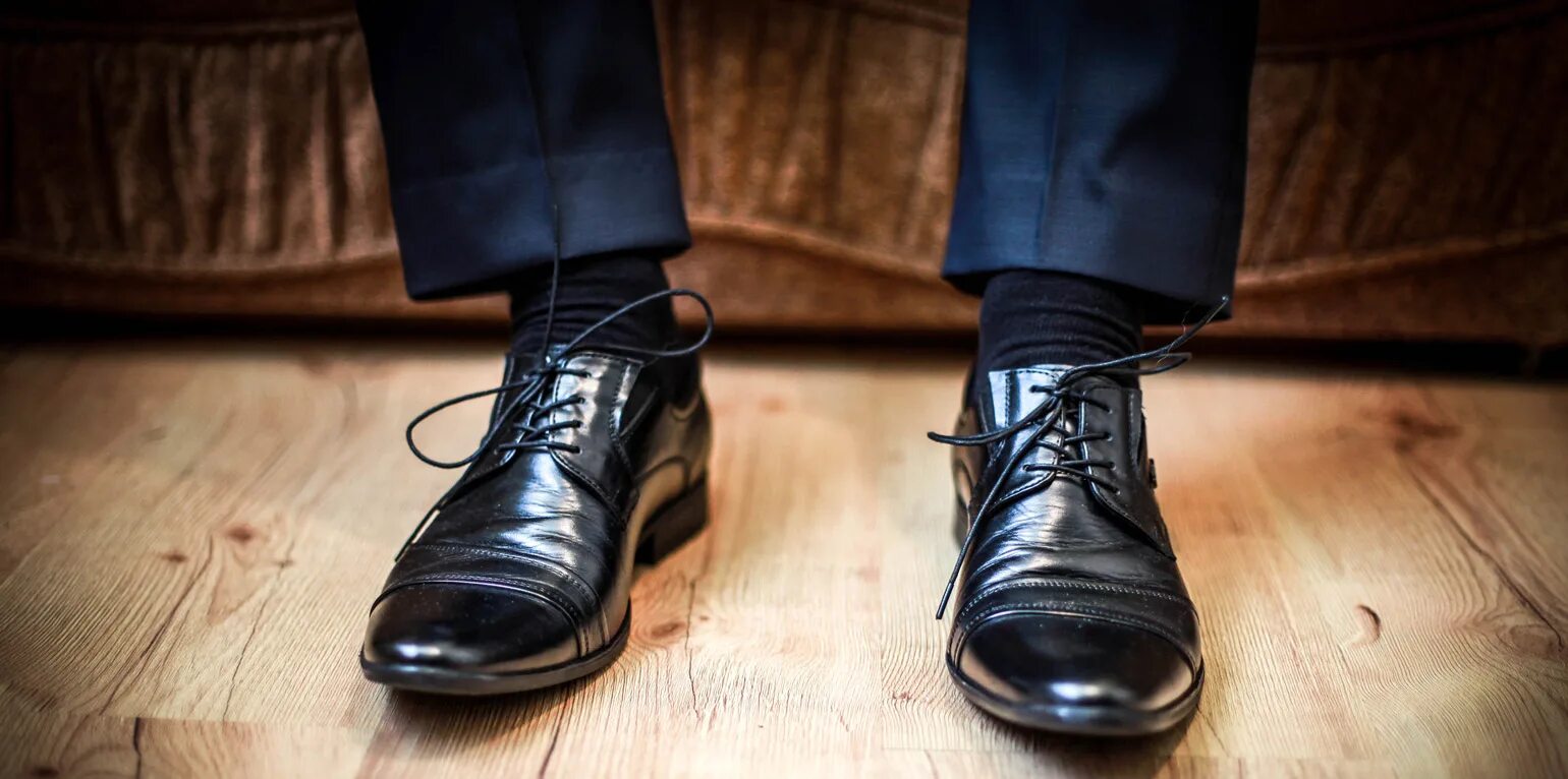 реставрация обуви. чистка обуви. три пары начищенных ботинок. начищены ботинки мои. три пары начищенных ботинок.