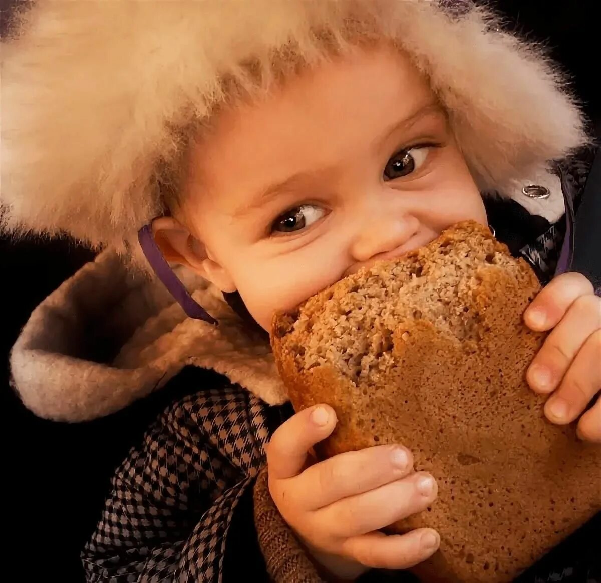 Это была маленькая толстая румяная. Мальчик с булкой хлеба. Веселый хлеб. Кушать хлеб. Корка хлеба.