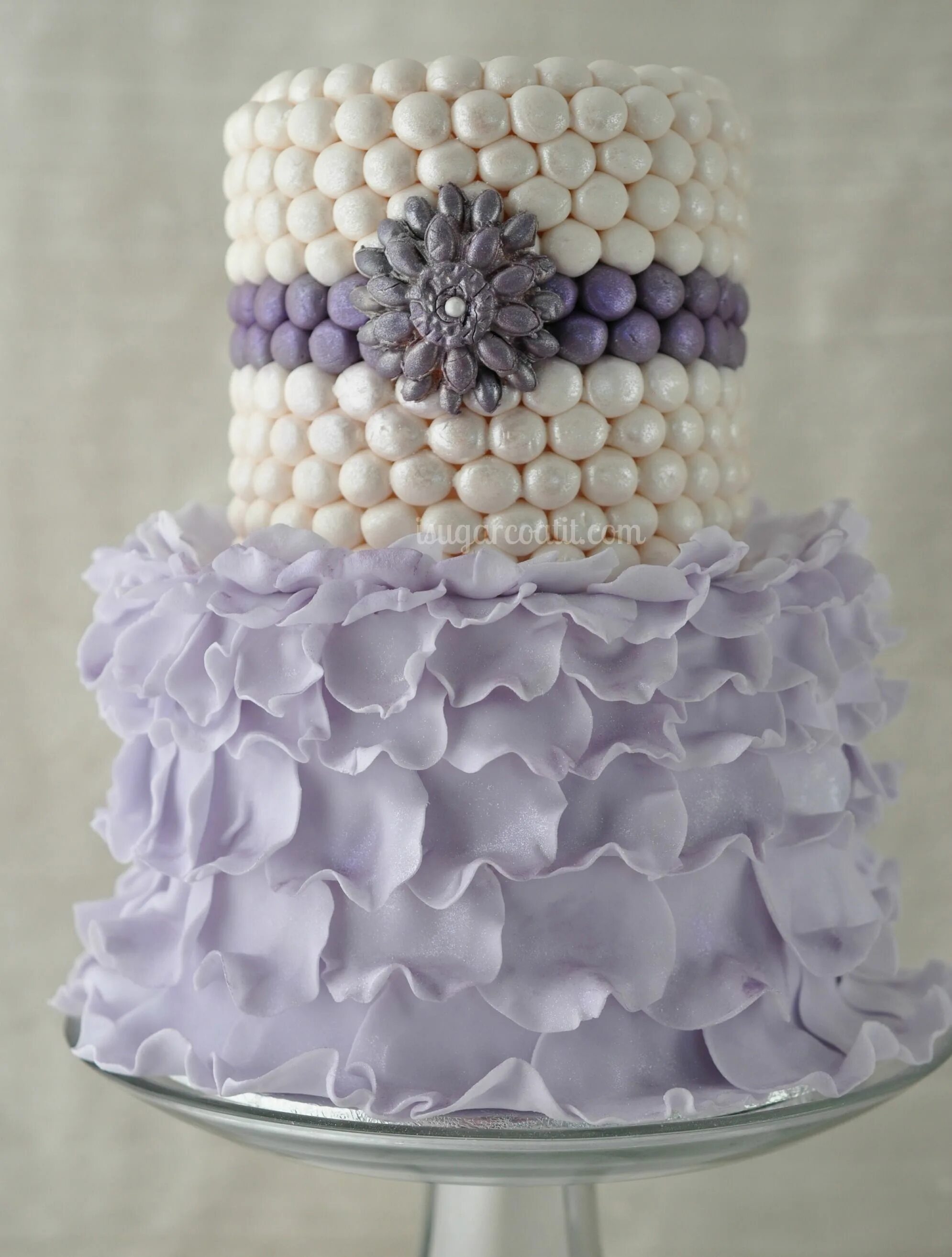Торт украшенный бусинами. Как украсить торт бусинками. Декор торта бусинками. Торты с присыпкой кондитерской. Торт с бусинками.