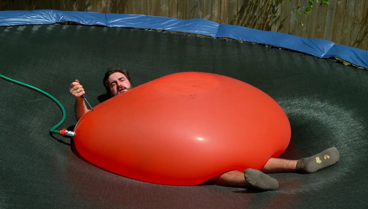 Надула помпой. Giant 6ft Water Balloon. Самый большой резиновый. Надувной человек. Надувной зад.