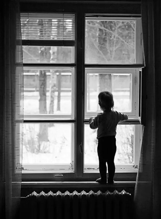 Сирота без матери. Дети ждут. Мальчик у окна. Одиночество ребенка. Ребенок у окна.