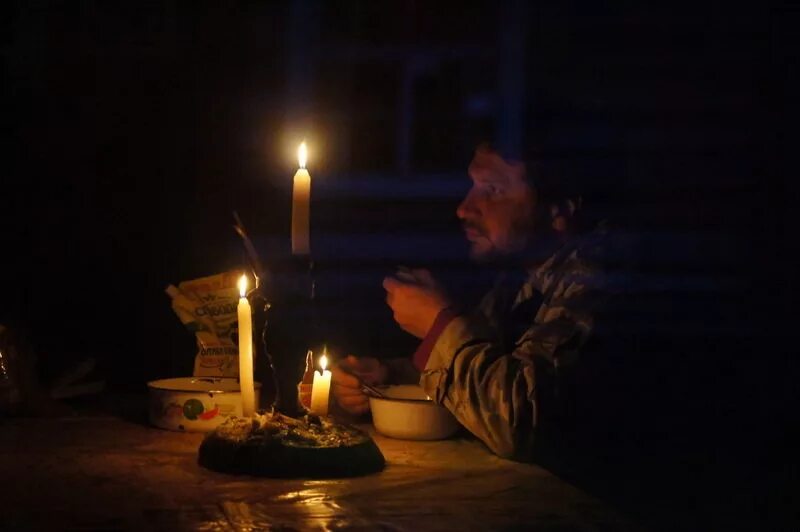 магический ритуал. пройти дом со свечкой. очищение квартиры свечой. девушка со свечой. учеба при свечах.